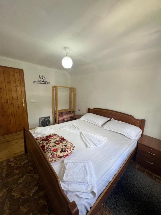 Guest House Gjelaj Тет Екстериор снимка