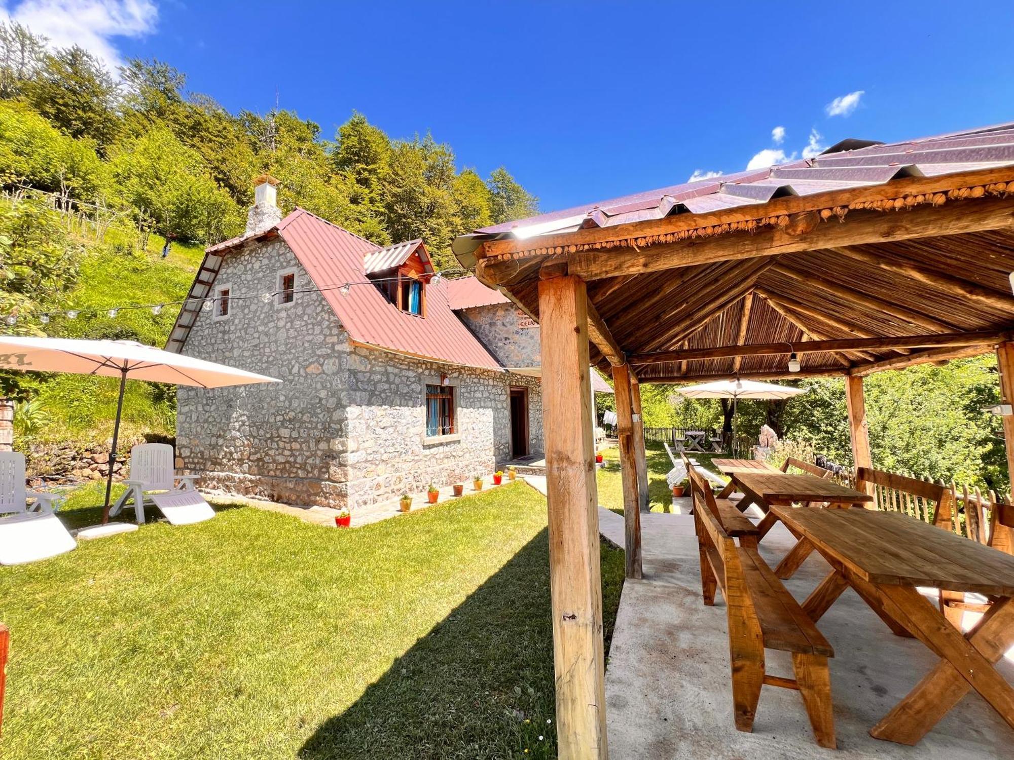 Guest House Gjelaj Тет Екстериор снимка