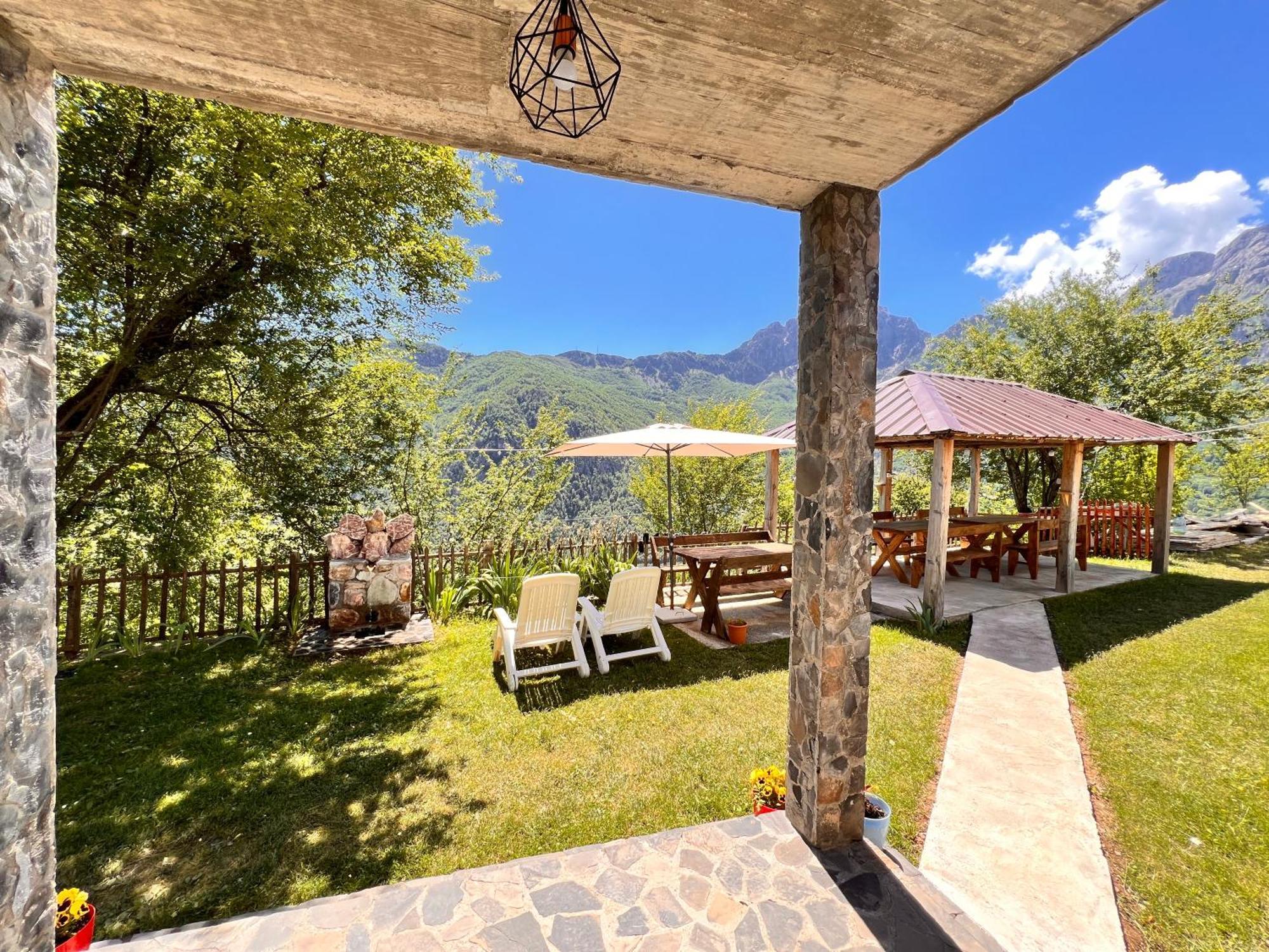 Guest House Gjelaj Тет Екстериор снимка